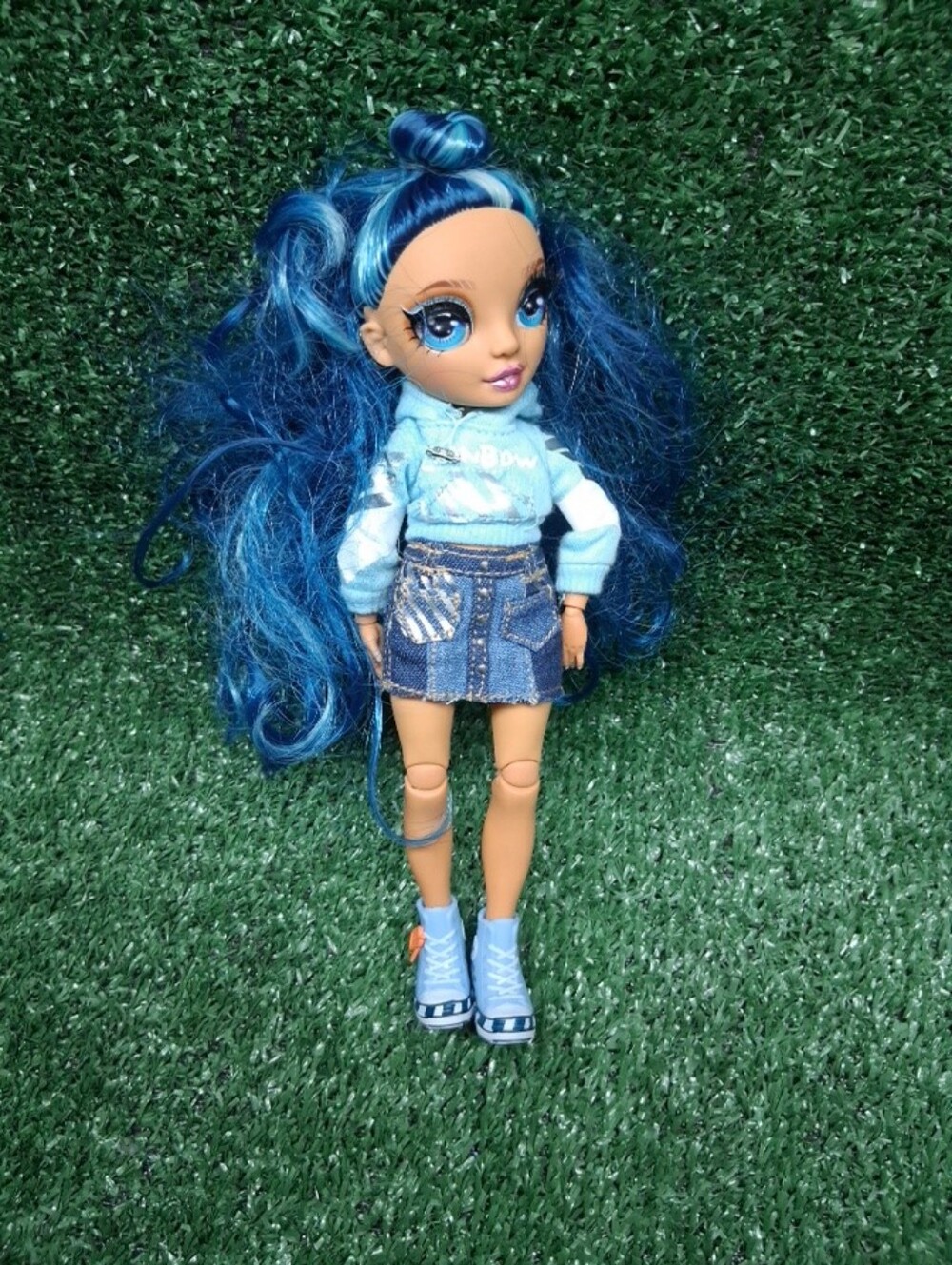 Rainbow High Junior High Skyler Bradshaw Doll